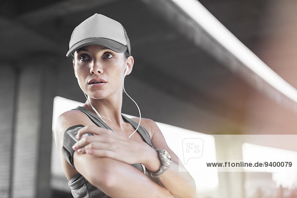 Frau beim Musizieren vor dem Training