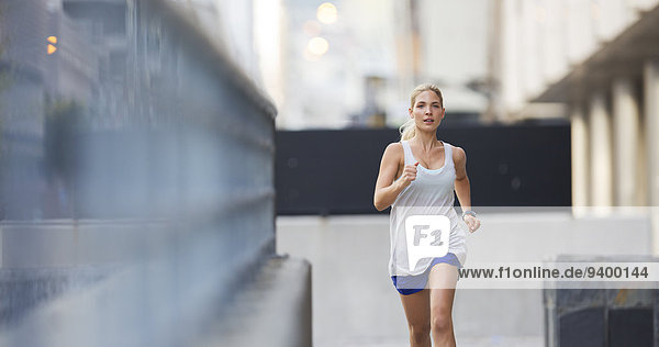 Frau rennt durch die Straßen der Stadt