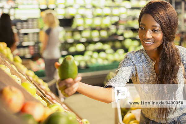 Frau beim Einkaufen von Obst im Lebensmittelgeschäft