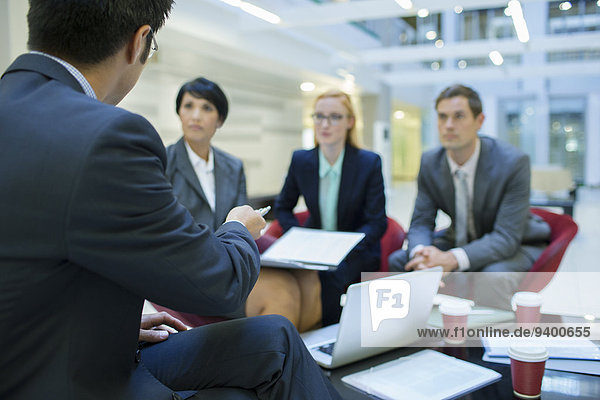 sprechen,Mensch,Büro,Menschen,Gebäude,Geschäftsbesprechung,Besuch,Treffen,trifft,Business