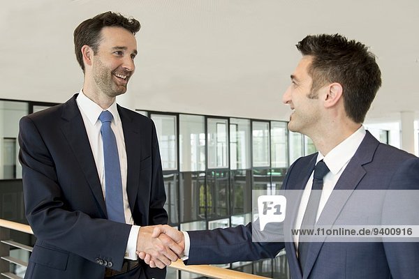 Zwei junge Geschäftsmänner schütteln Hände