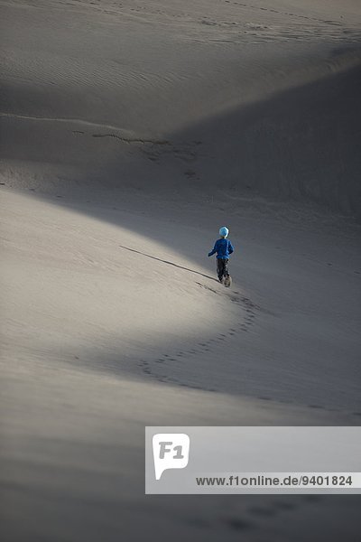 Junge - Person rennen Sand Düne alt