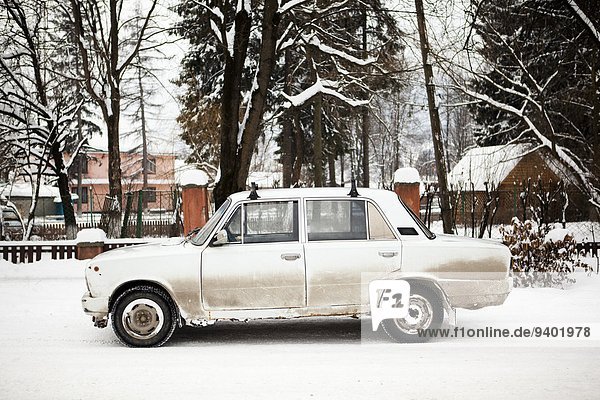 leer Berg Winter bedecken sitzend Auto Fernverkehrsstraße weiß Seitenansicht alt Schnee Ukraine