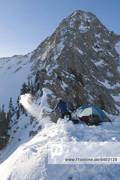 Mann Landschaftlich schön landschaftlich reizvoll camping graben gräbt grabend Einsamkeit unterhalb Schnee