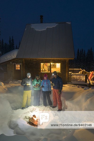 nahe Außenaufnahme Hütte Fröhlichkeit Abend Feuer Ski unbewohnte entlegene Gegend