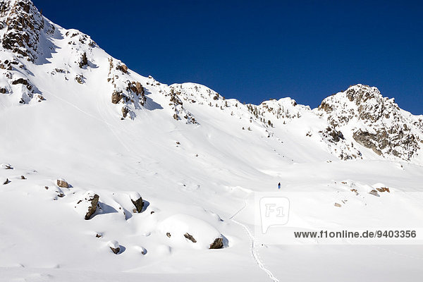 nahe Skifahrer Frische Himmel groß großes großer große großen unbewohnte entlegene Gegend Bienenstock Schnee