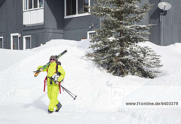 Ski Skifahrer tragen Himmel Sport groß großes großer große großen