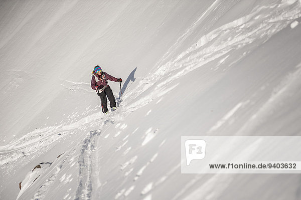 überqueren über Tal Skisport Mädchen Kreuz