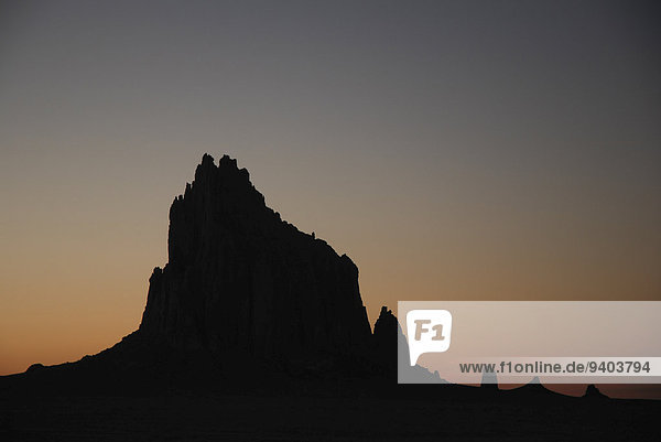Felsformation Außenaufnahme Landschaftlich schön landschaftlich reizvoll Textfreiraum Tag Silhouette Landschaft Schönheit niemand Ehrfurcht Natur Querformat Kultur Sehenswürdigkeit Horizont Wahrzeichen Abenddämmerung Idylle Naturvolk Navajo New Mexico freie Natur