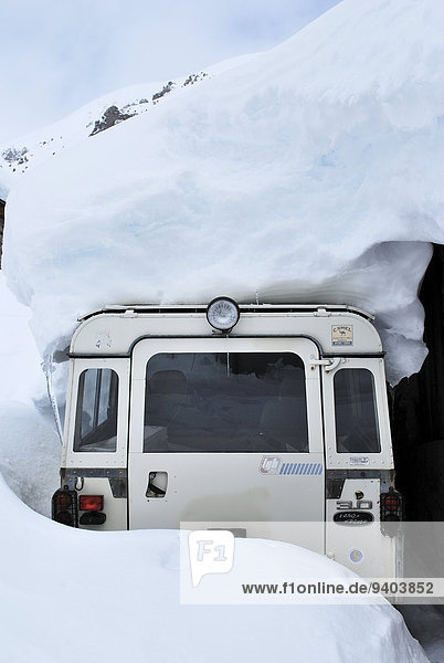 Hochformat Außenaufnahme Berg Tag Auto Transport niemand Alpen Landschaft Trentino Südtirol begraben Italien freie Natur Bewölkung bewölkt bedeckt Schnee Trentino-Südtirol