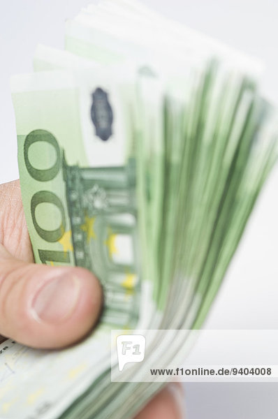 Hand hält Stapel 100 Euroscheine