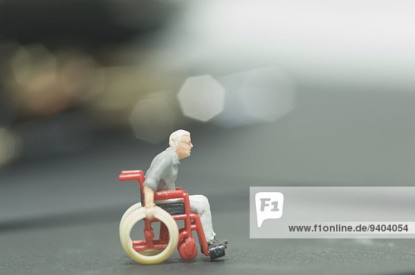 Miniatur-Figur im Rollstuhl