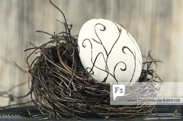 Bemaltes Osterei in einem Nest