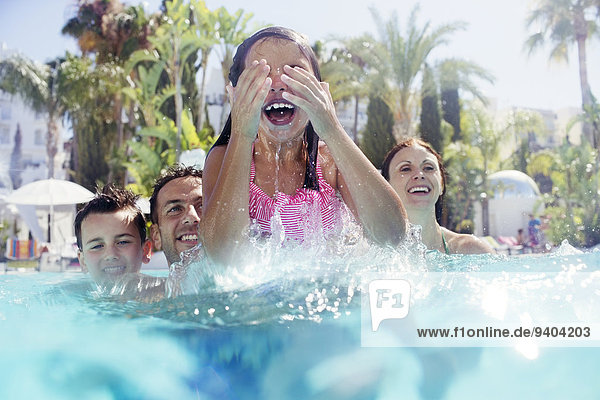 Familie mit zwei Kindern im Schwimmbad