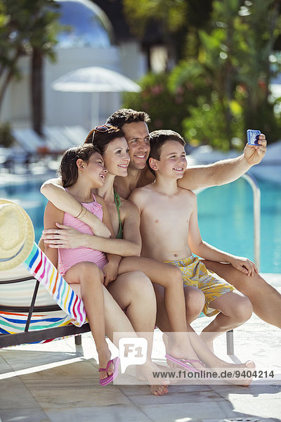 Familie mit zwei Kindern  die Selfie im Schwimmbad nehmen