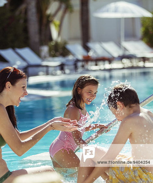 Familie mit zwei Kindern beim Plantschen im Resort-Swimmingpool