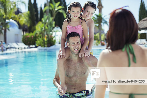 geben,Menschlicher Vater,fahren,huckepack,2,Schwimmbad,mitfahren