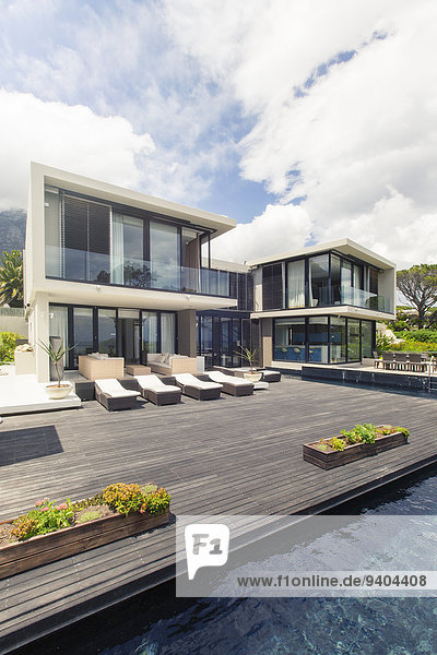 Modernes Haus mit großer Terrasse und Swimmingpool