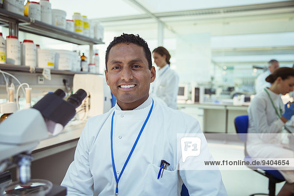 Wissenschaftler lächelt im Labor