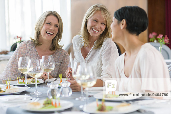 Frauen beim Essen im Restaurant