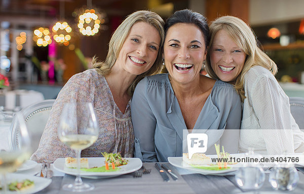 Porträt von lächelnden Frauen im Restaurant