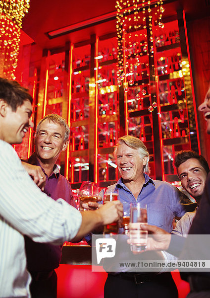 Männer amüsieren sich auf der Party