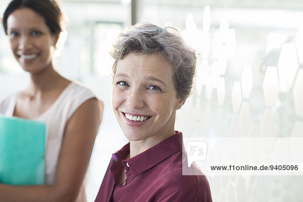 Porträt von zwei lächelnden Geschäftsfrauen im Büro