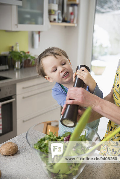 Junge - Person Hilfe Salat Peperoni Mutter - Mensch