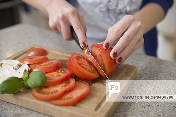 Jugendlicher schneiden Close-up Tomate Mädchen