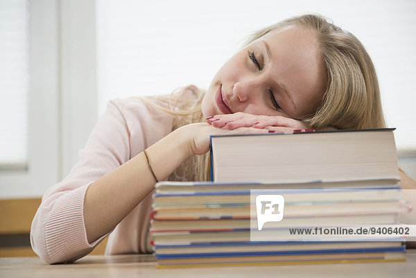 Jugendlicher Buch schlafen Mädchen
