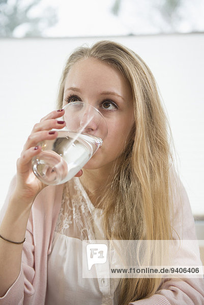 Wasser Jugendlicher Close-up trinken Mädchen