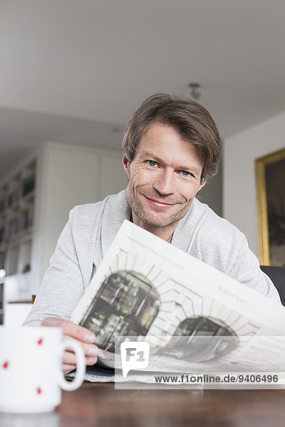 Portrait Mann lächeln reifer Erwachsene reife Erwachsene Kaffee Zeitung vorlesen