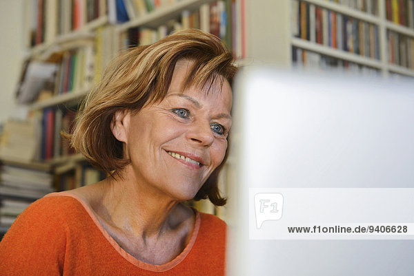 Senior Senioren benutzen Frau Notebook lächeln
