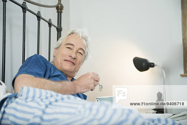 Portrait Mann Tasse lächeln Bett reifer Erwachsene reife Erwachsene Kaffee