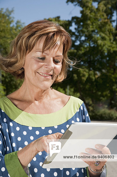Senior Senioren benutzen Frau Close-up Tablet PC