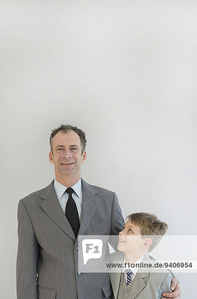 lächeln Menschlicher Vater Sohn halten weiß Hintergrund
