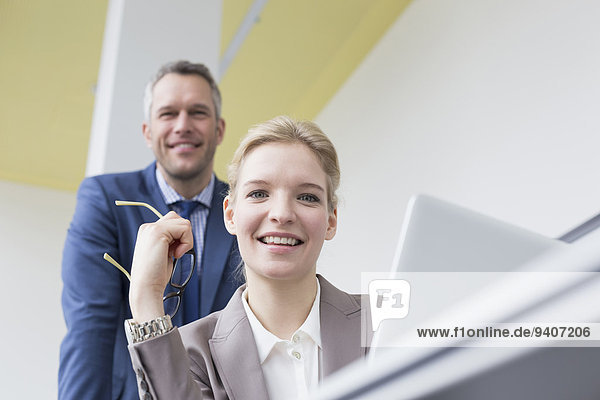 Portrait lächeln Büro Besuch Treffen trifft Kollege