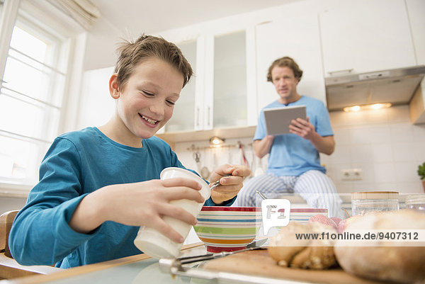 Menschlicher Vater, Sohn, Küche, Tablet PC