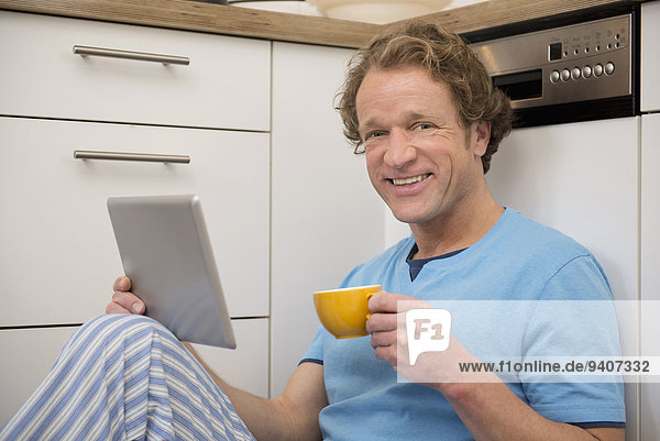 benutzen Mann Schlafanzug Küche Tablet PC