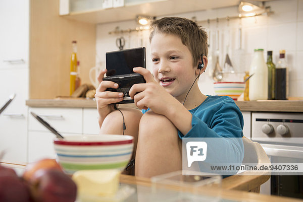 Junge - Person Küche Spiel Camcorder spielen