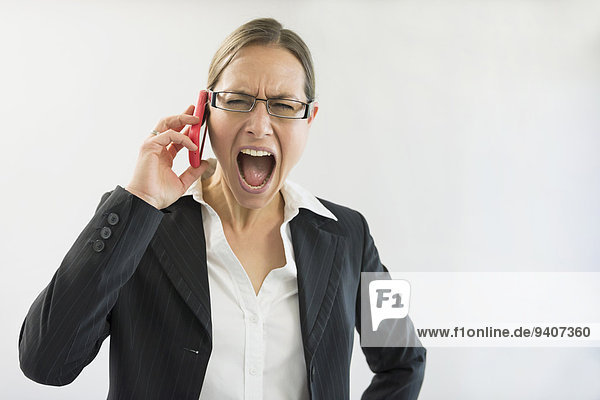 Geschäftsfrau schreien schwarz Smartphone