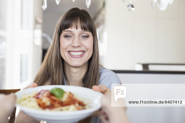 Portrait Frau lächeln Teller Spaghetti