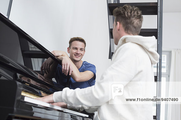 lächeln Klavier Homosexualität spielen