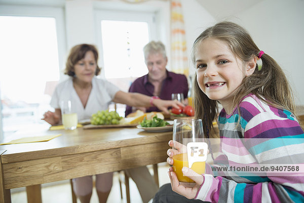 lächeln Großeltern Enkeltochter Gericht Mahlzeit