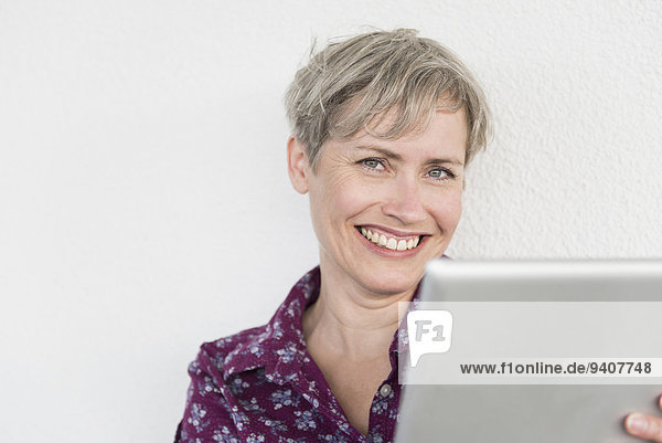 Handy benutzen Frau Mann sprechen lächeln reifer Erwachsene reife Erwachsene Tablet PC