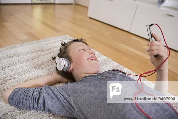 Interior zu Hause zuhören Junge - Person Musik Klassisches Konzert Klassik Smartphone