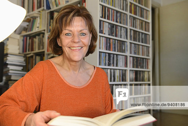 Senior Senioren Portrait Frau Buch lächeln Taschenbuch vorlesen