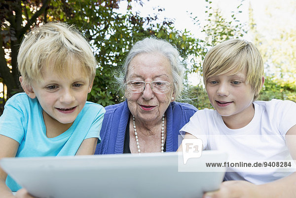 Computer sehen Großmutter Enkelsohn 2 Tablet PC