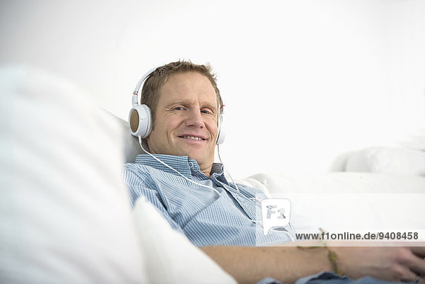 Mann zuhören Couch Musik Klassisches Konzert Klassik