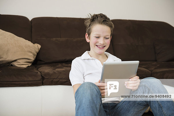 benutzen Junge - Person Zimmer Tablet PC Wohnzimmer